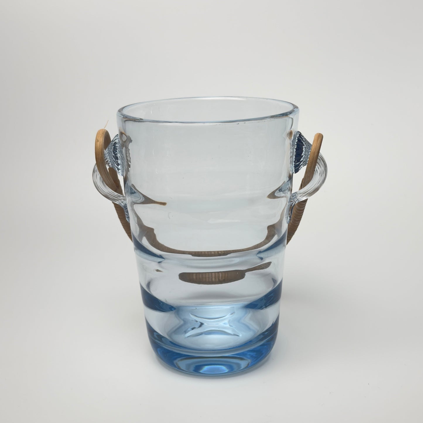 Holmegaard vintage isspand i lyseblåt glas med rattan hank, 1930-1950'erne