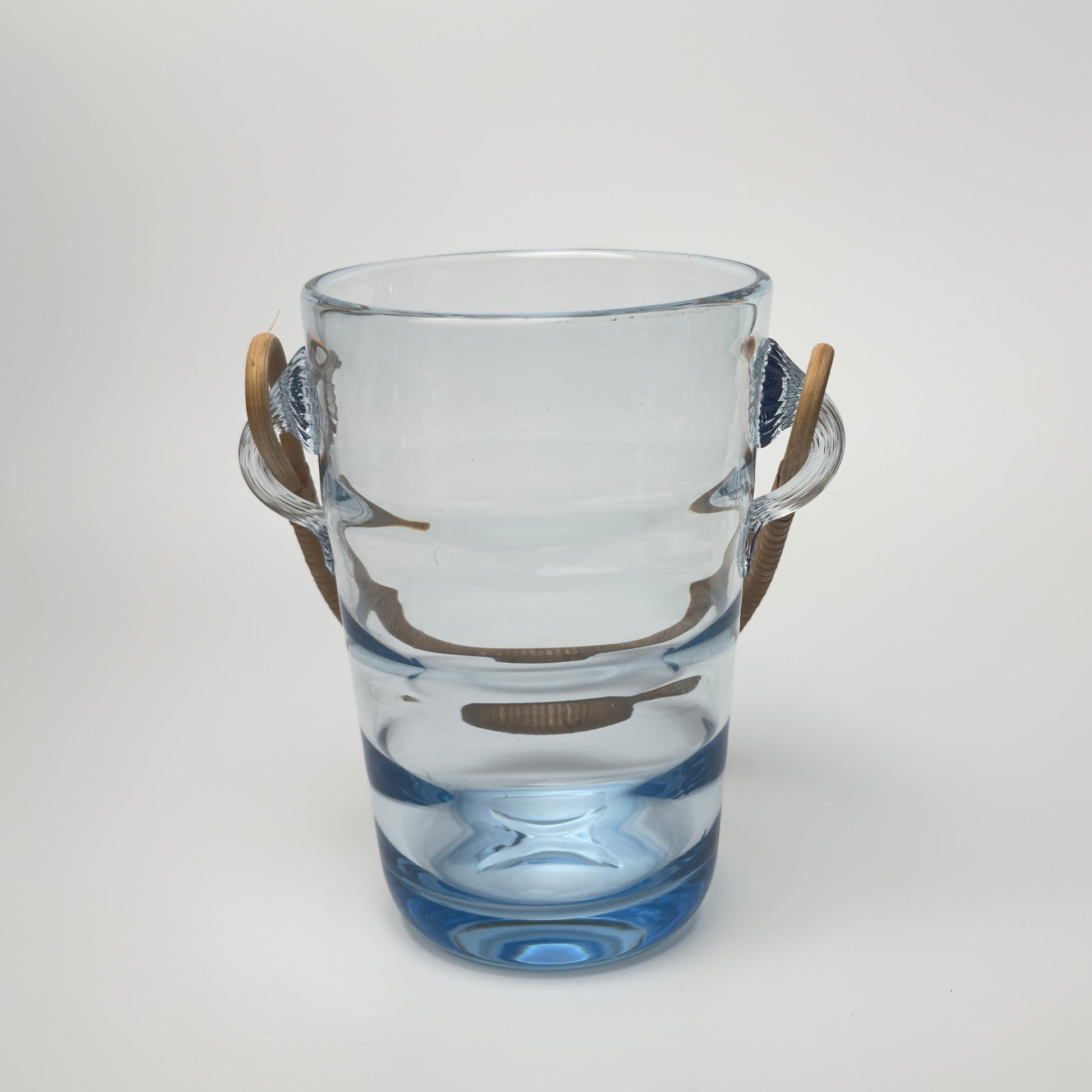 Holmegaard vintage isspand i lyseblåt glas med rattan hank, 1930-1950'erne