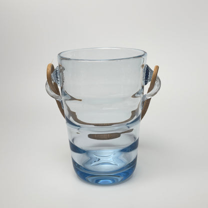 Holmegaard vintage isspand i lyseblåt glas med rattan hank, 1930-1950'erne