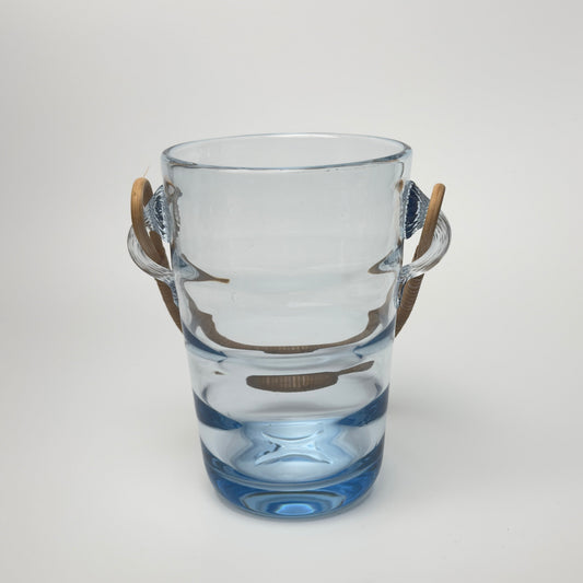 Holmegaard vintage isspand i lyseblåt glas med rattan hank, 1930-1950'erne