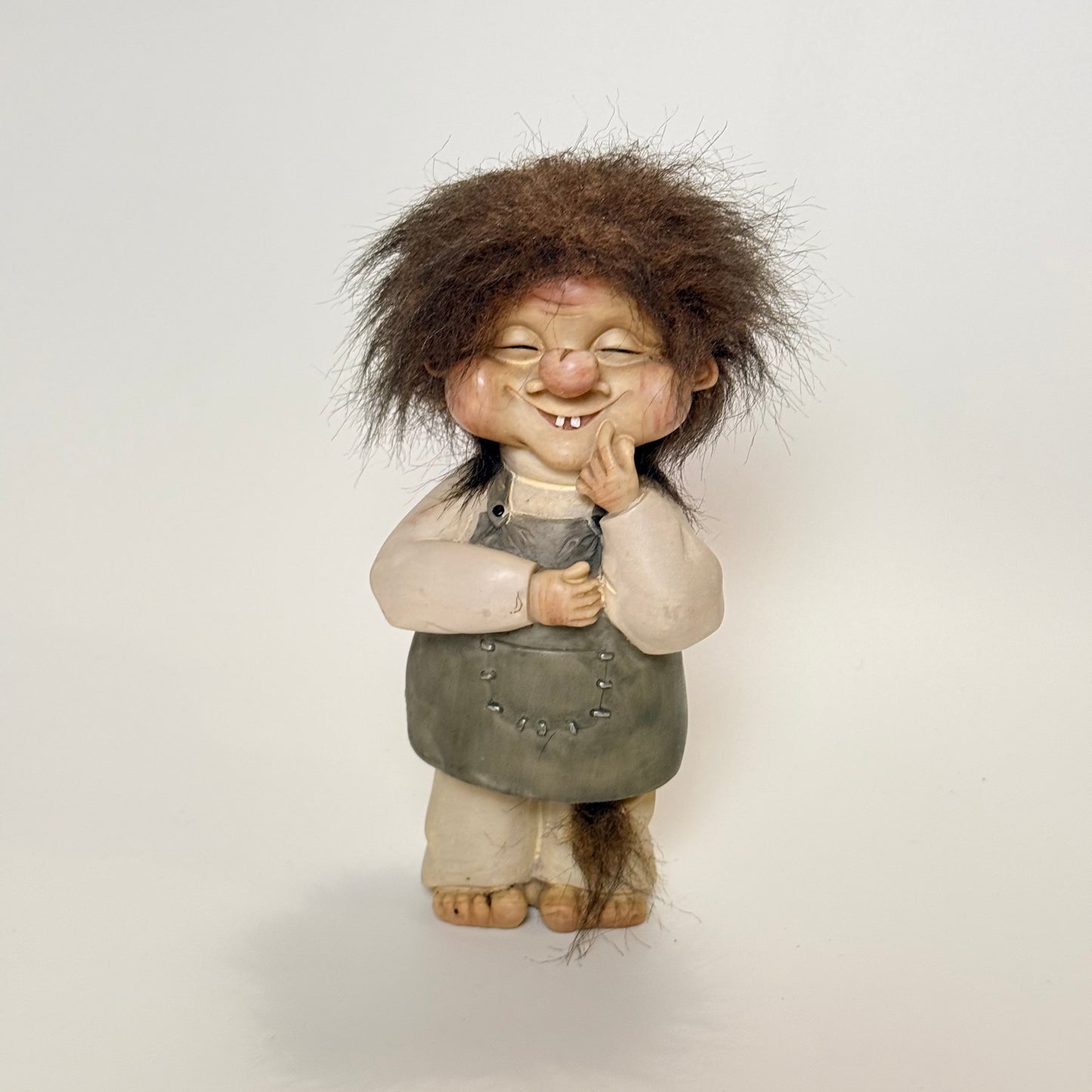 Vintage troldefigur i porcelæn med naturhår – ca. 13 cm