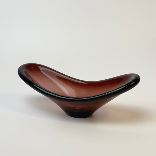 Glasskål i auberginefarvet glas – freeform 1960-70'erne, muligvis Flygsfors