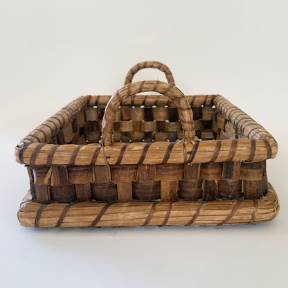 Håndflettet bakke i naturmateriale med hanke