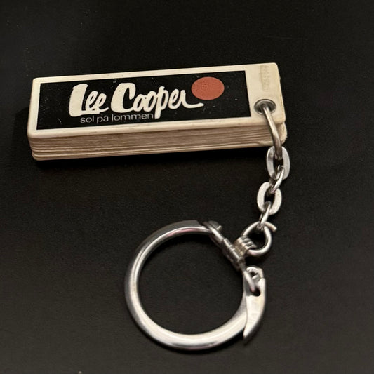Lee Cooper nøglering med kontaktkort – “sol på lommen” vintage reklame