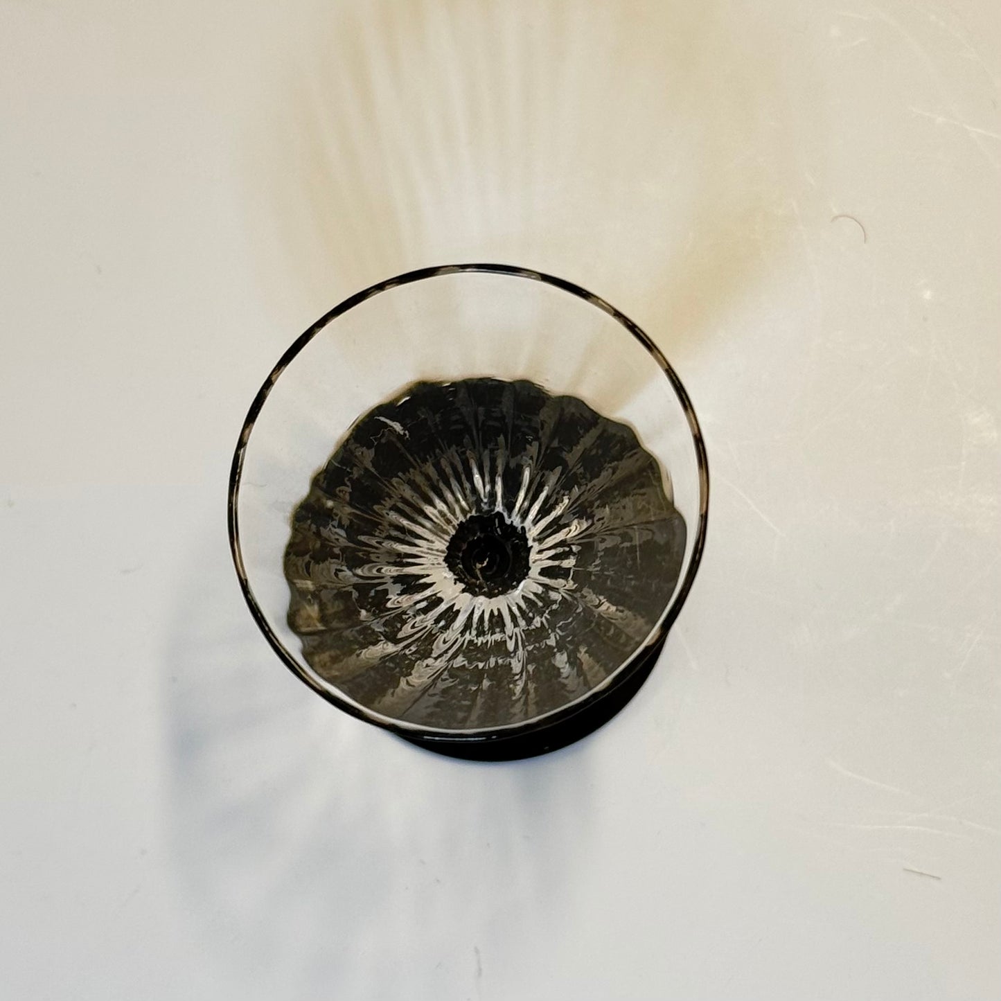 Holmegaards Klintholm med optiske striber og sort stilk og fod, snapseglas 