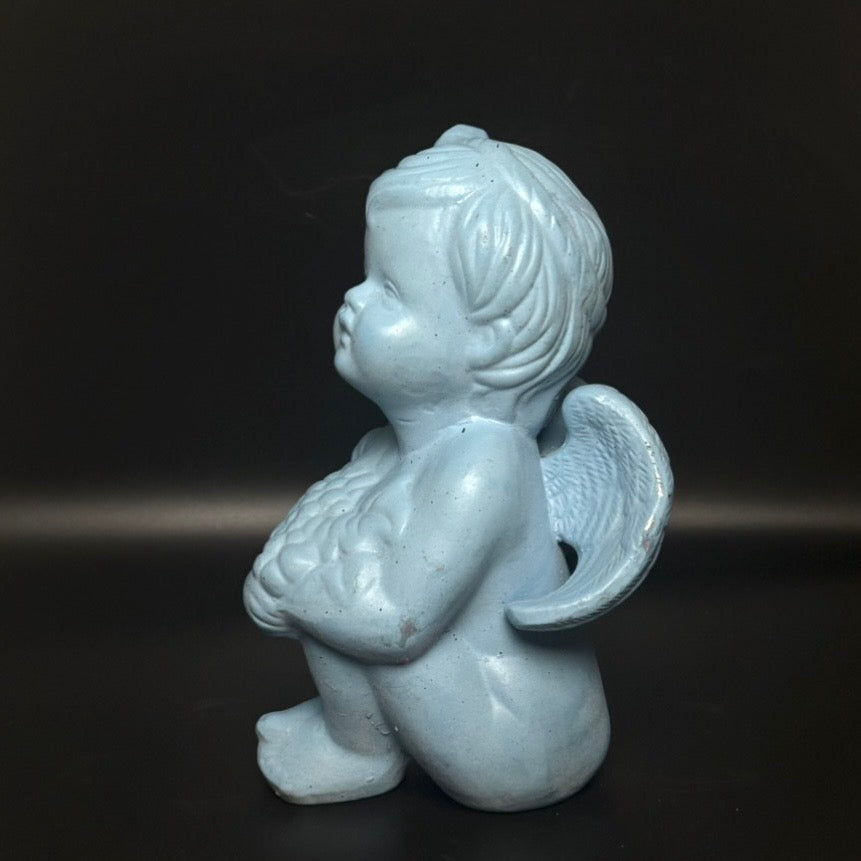Vintage englebarn figur i keramik – lyseblå kerub