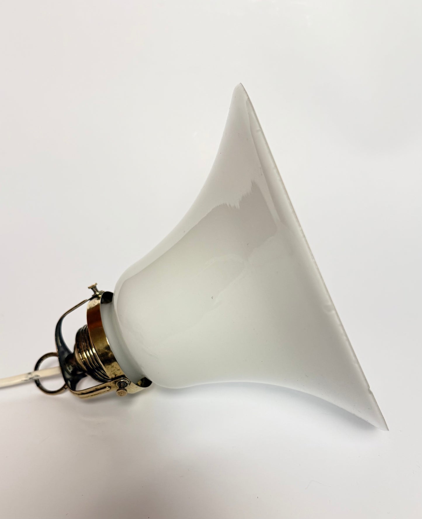 Opalglas-Pendelleuchte mit Messingaufhängung – ca. 1940–1950er Jahre