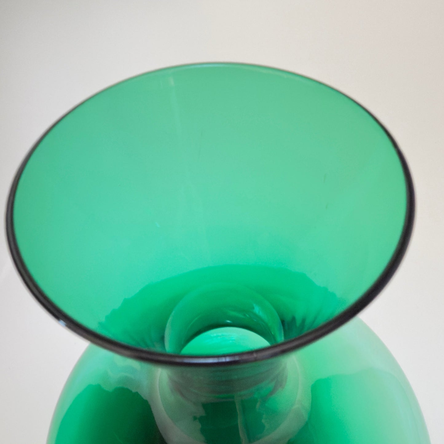 Skandinavisk grøn glas­karaffel i mundblæst kunstglas, ca. 1960’erne