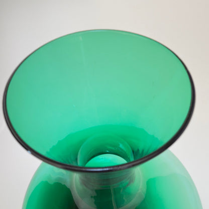 Skandinavisk grøn glas­karaffel i mundblæst kunstglas, ca. 1960’erne