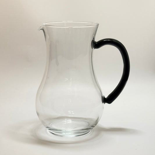 Mundblæst elegant vintage kande i klart glas med sort glashank - 80’erne