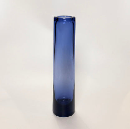 Holmegaard safir cylindrisk vase i safirblåt glas, 30,5 cm, designet af Per Lütken – med KFUM-Spejder gravering