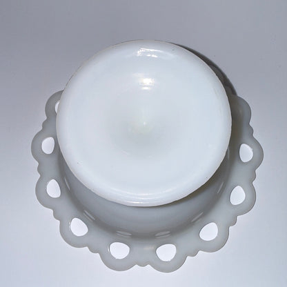 Glasskål i opalglas med blondekant og med opsats, fra 1950-1970’erne