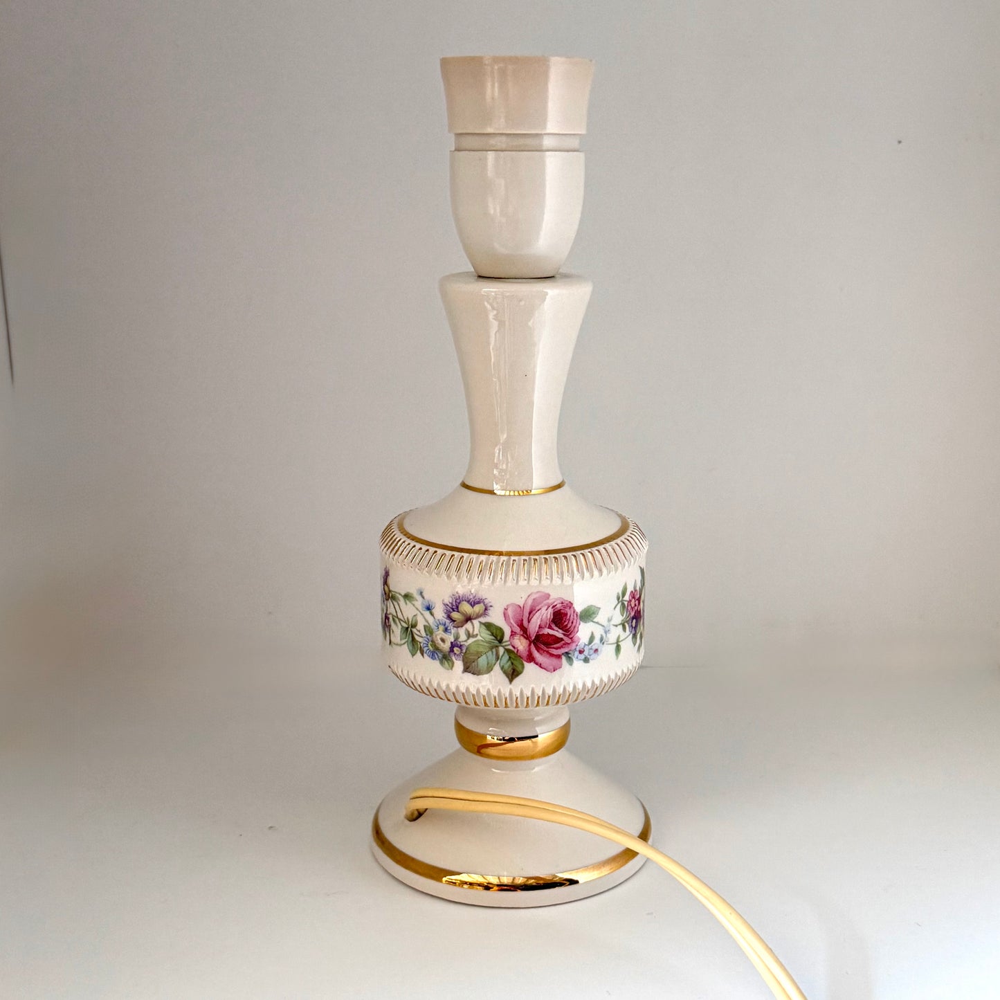 Italiensk ældre porcelænslampe med blomster – 23 cm