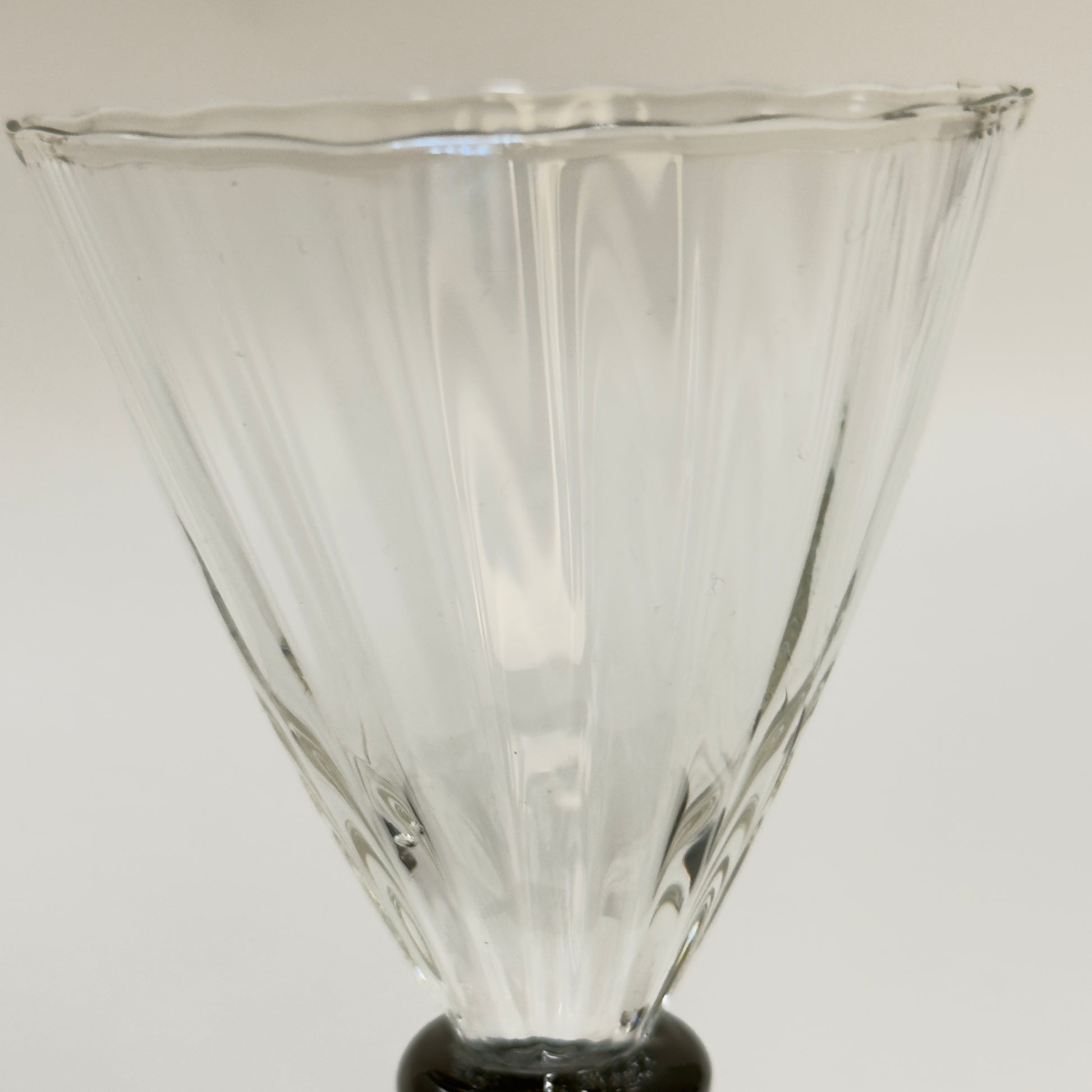 Holmegaards Klintholm med optiske striber og sort stilk og fod, hedvinsglas