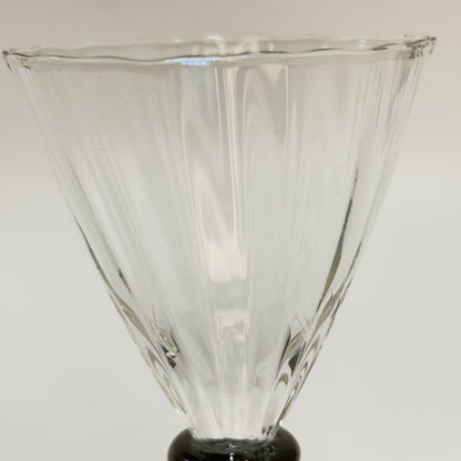 Holmegaards Klintholm med optiske striber og sort stilk og fod, hedvinsglas