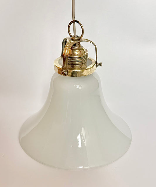 Opalglaspendel med messingophæng – ca. 1940–1950’erne