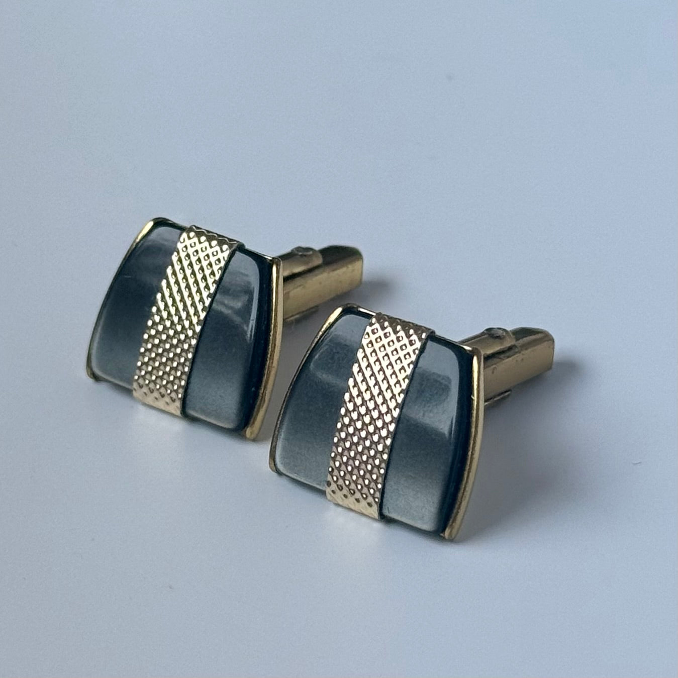 Nu-Lok vintage manchetknapper med perlemorsindlæg og guldfarvet metal