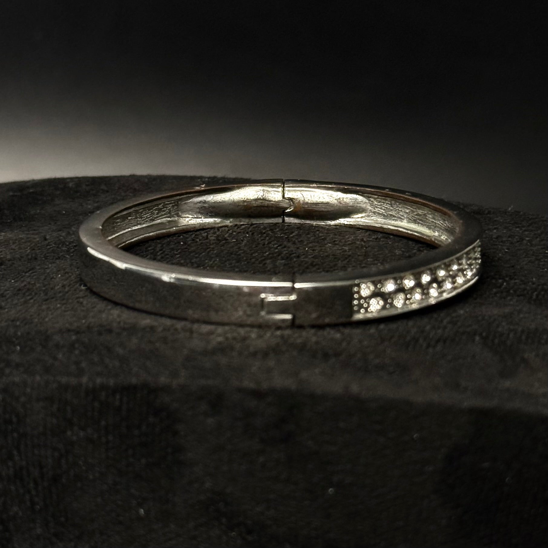 Sølvfarvet hængslet armring med magnetlås og rhinsten