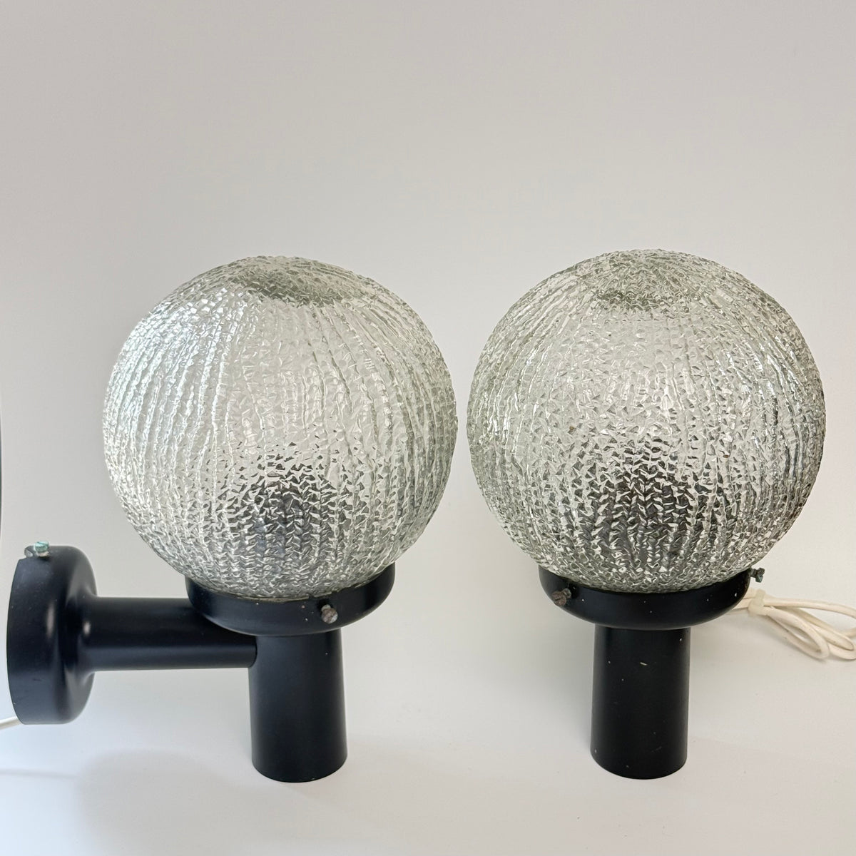 2 vintage udendørs væglamper E S Horn Ice Ball