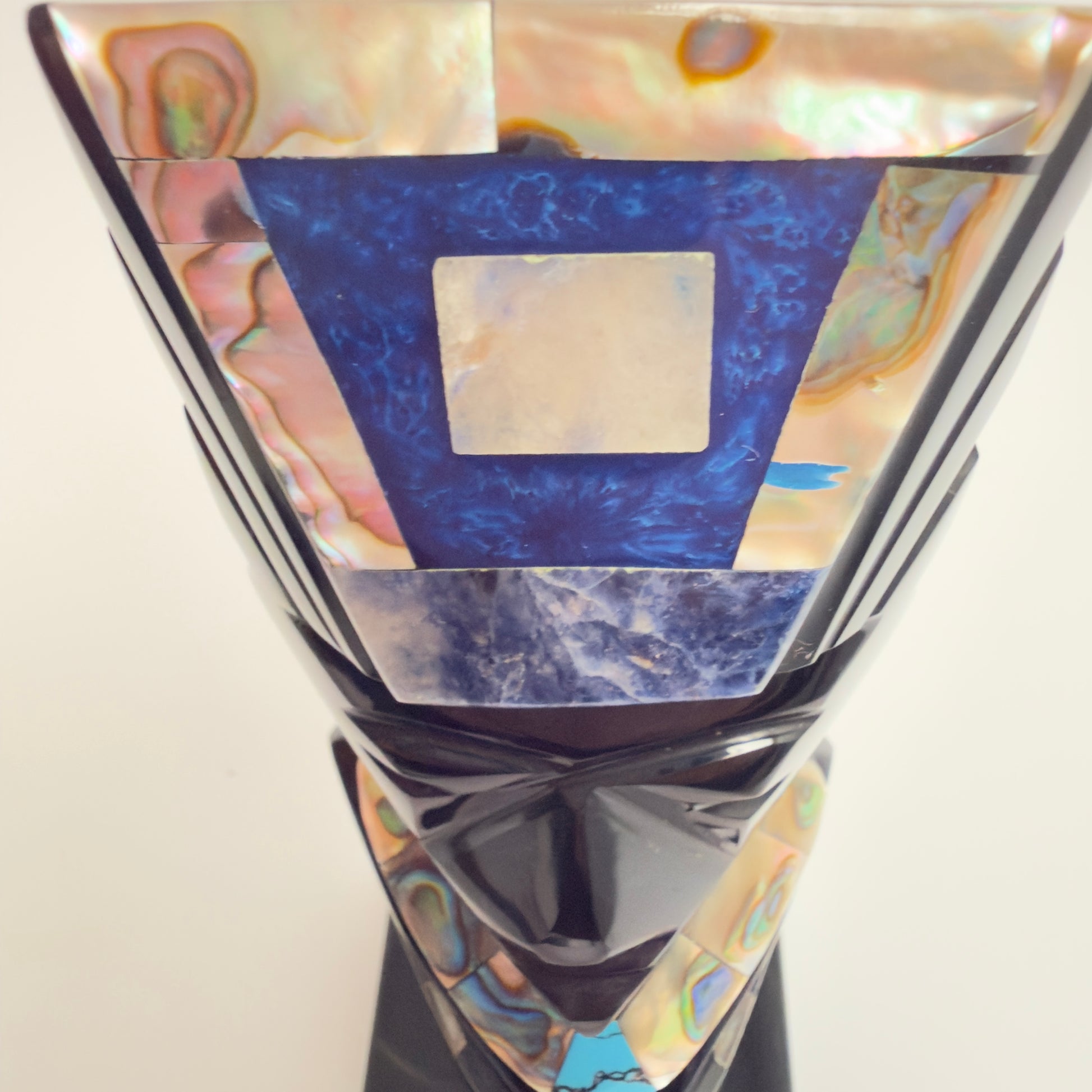 Mexicansk figur udskåret i sort obsidian med bl.a. perlemors indlæg 