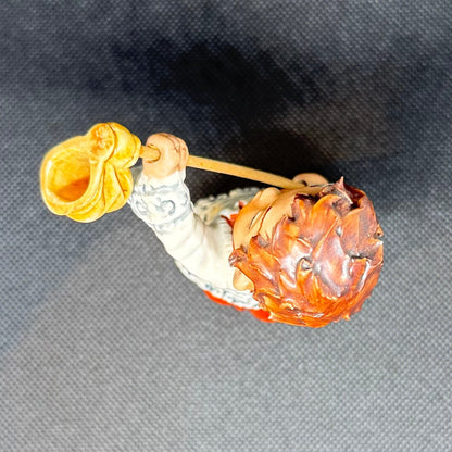 Italiensk håndmalet keramikfigur – alterdreng med kollektpose, Capodimonte-inspireret