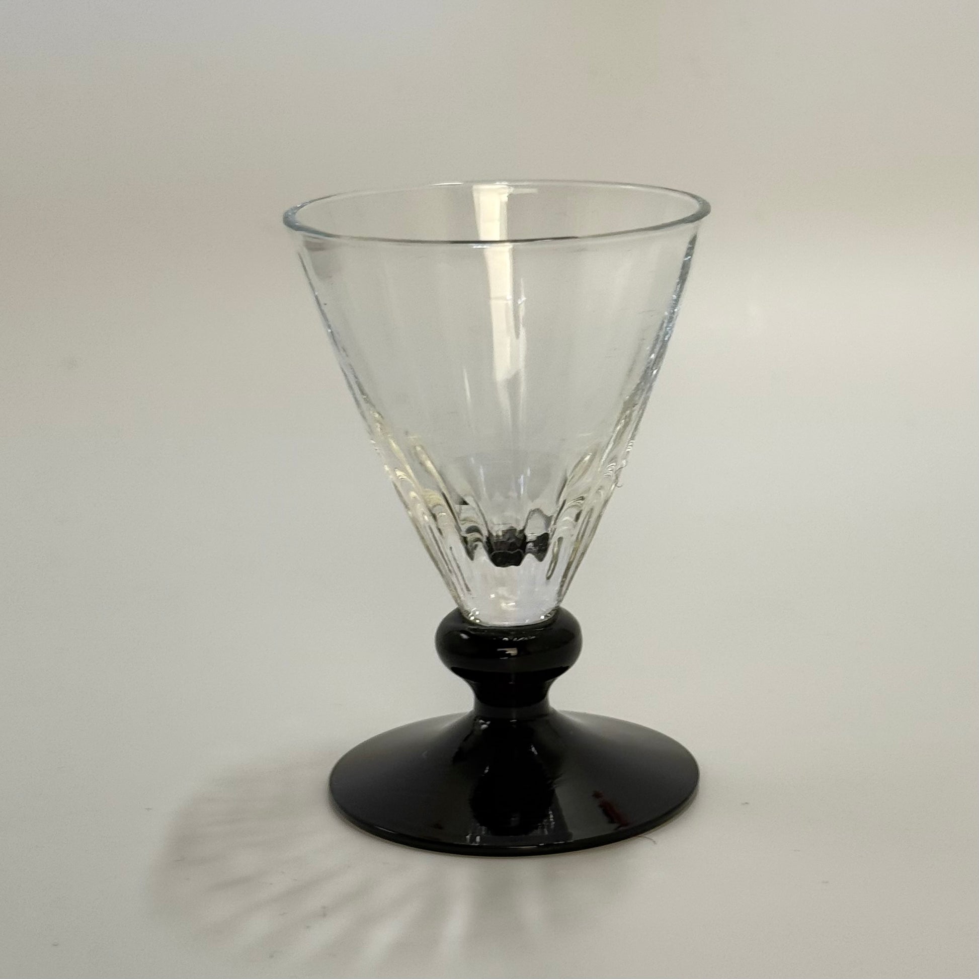 Holmegaards Klintholm med optiske striber og sort stilk og fod, portvinsglas