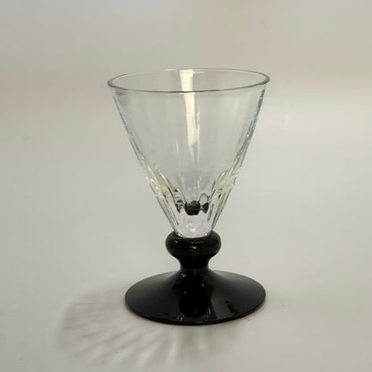 Holmegaards Klintholm med optiske striber og sort stilk og fod, portvinsglas