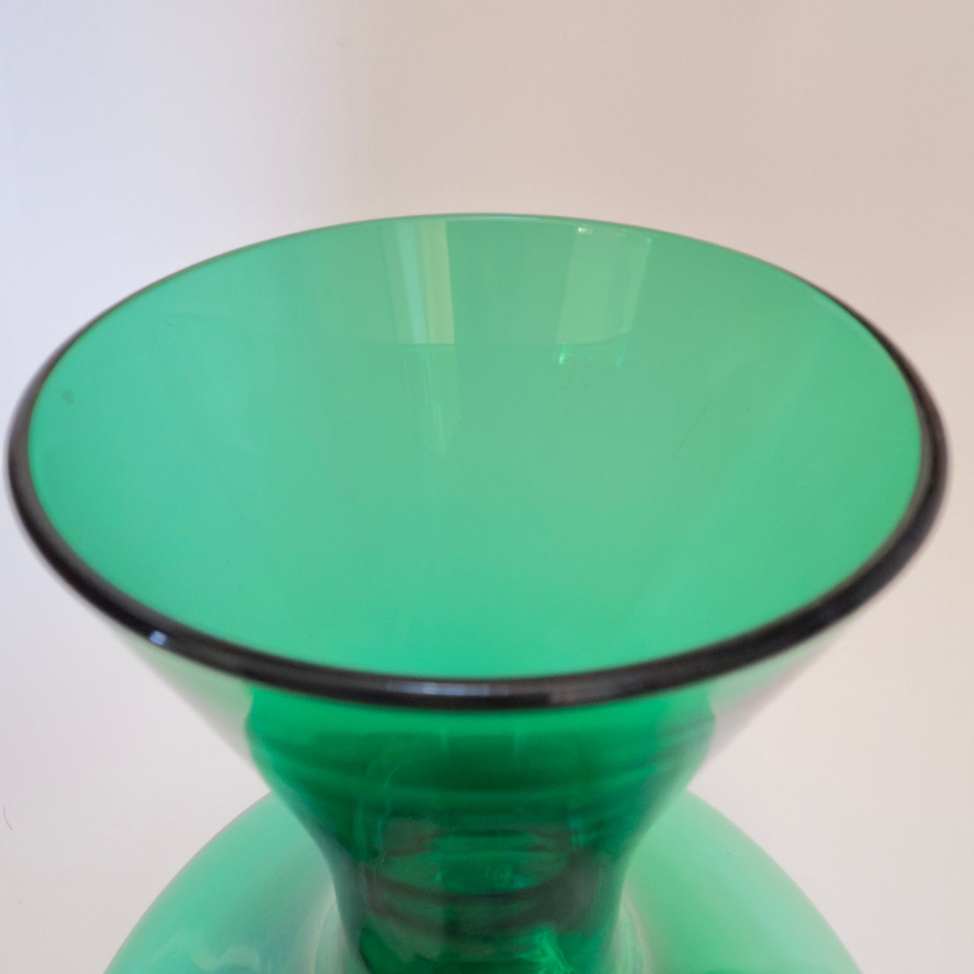 Skandinavisk grøn glas­karaffel i mundblæst kunstglas, ca. 1960’erne