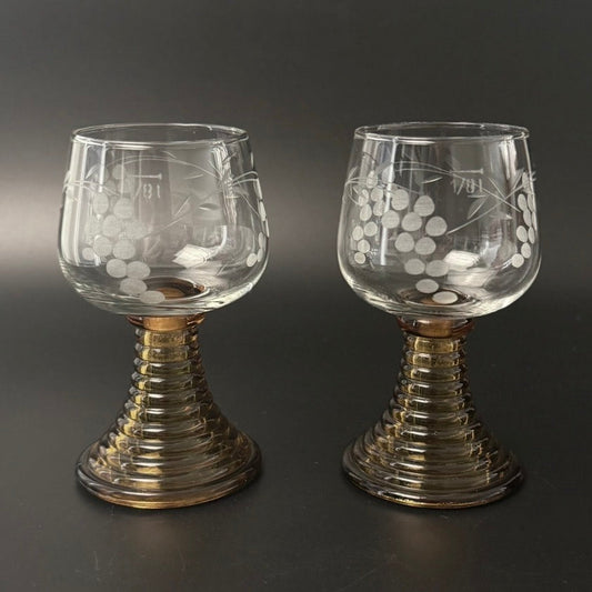 Ravfarvet Rømerglas til rød-hvidvins glas med drueranke.
