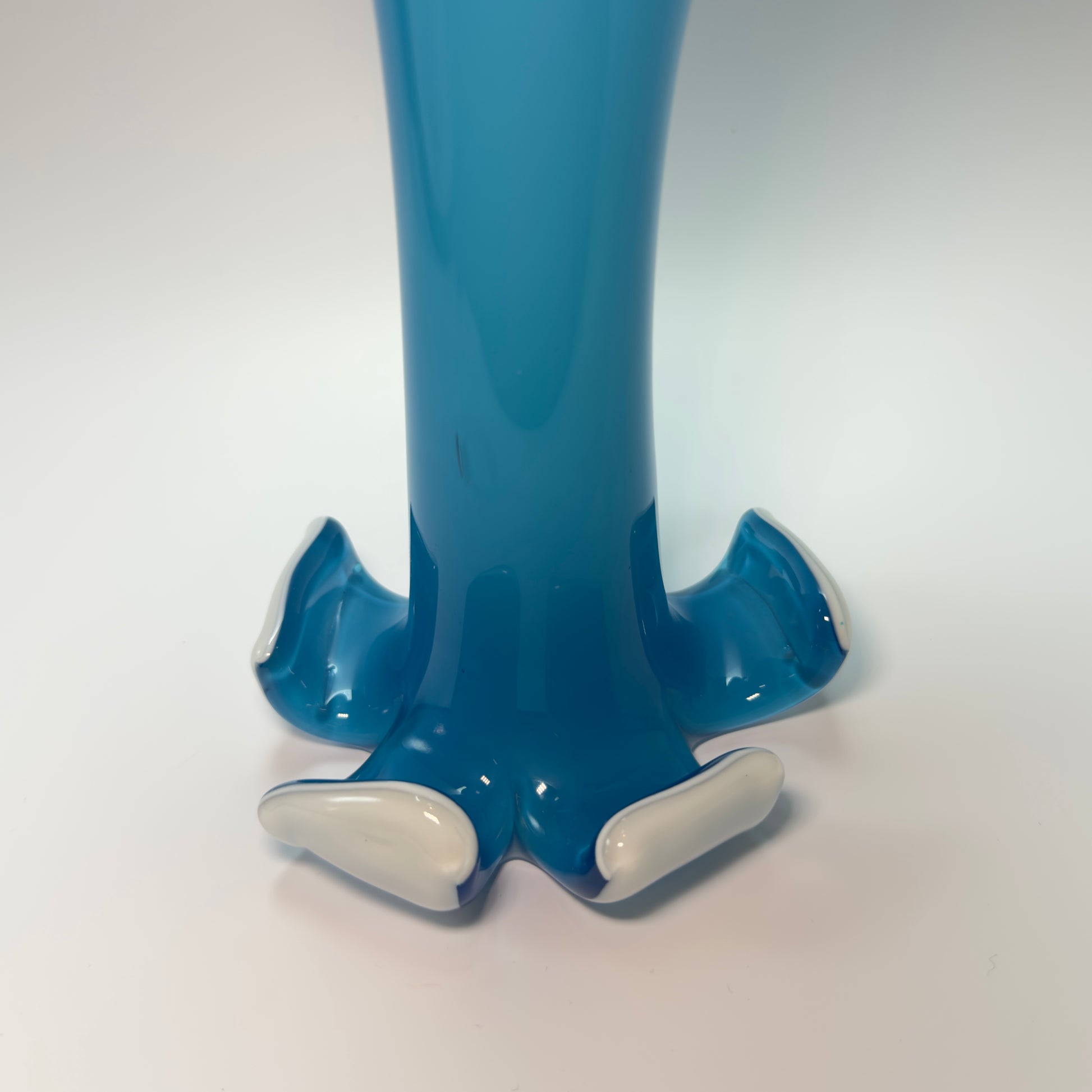 Mundblæst glasvase i hvid og blå opalglas