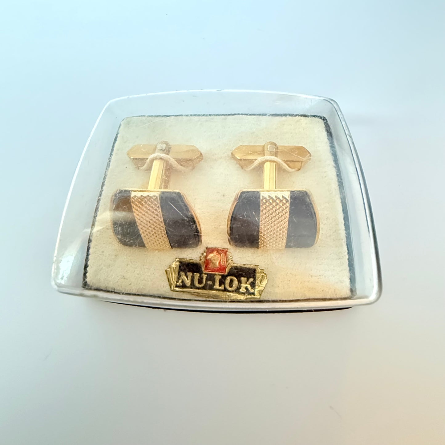 Nu-Lok vintage manchetknapper med perlemorsindlæg og guldfarvet metal