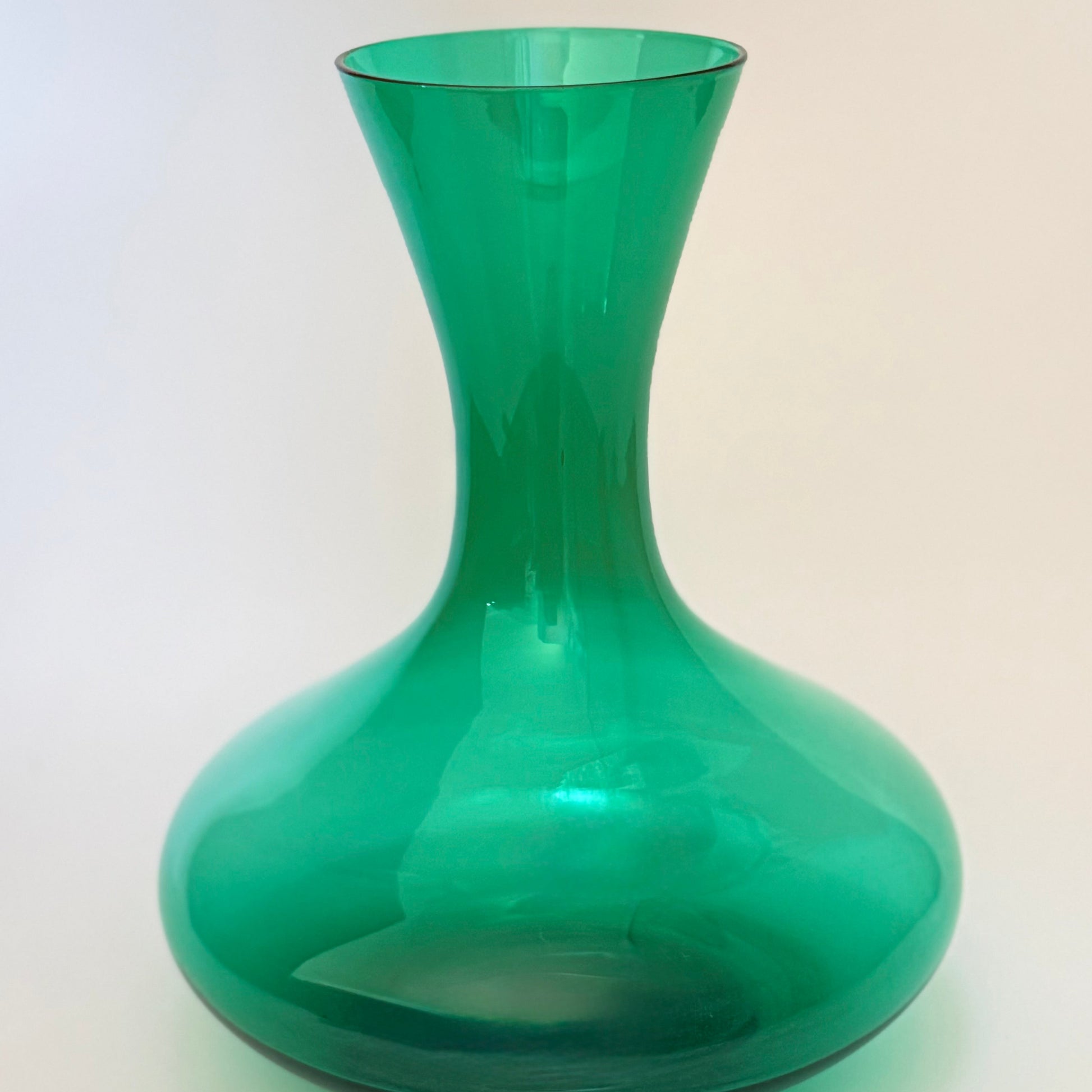 Skandinavisk grøn glas­karaffel i mundblæst kunstglas, ca. 1960’erne