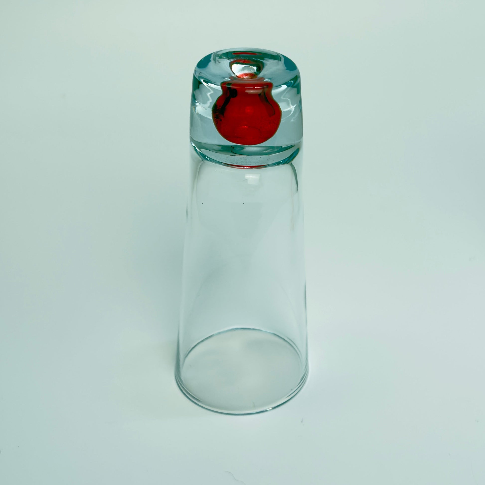 Vintage shot/snapseglas i klart kunstglas med rød indkapslet glaskugle