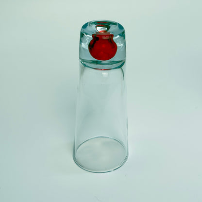 Vintage shot/snapseglas i klart kunstglas med rød indkapslet glaskugle