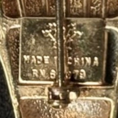 Vintage broche med fingerbøl og hattepinde – guldfarvet samlersmykke