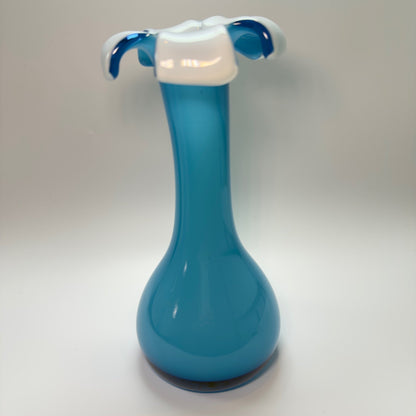 Mundblæst glasvase i hvid og blå opalglas