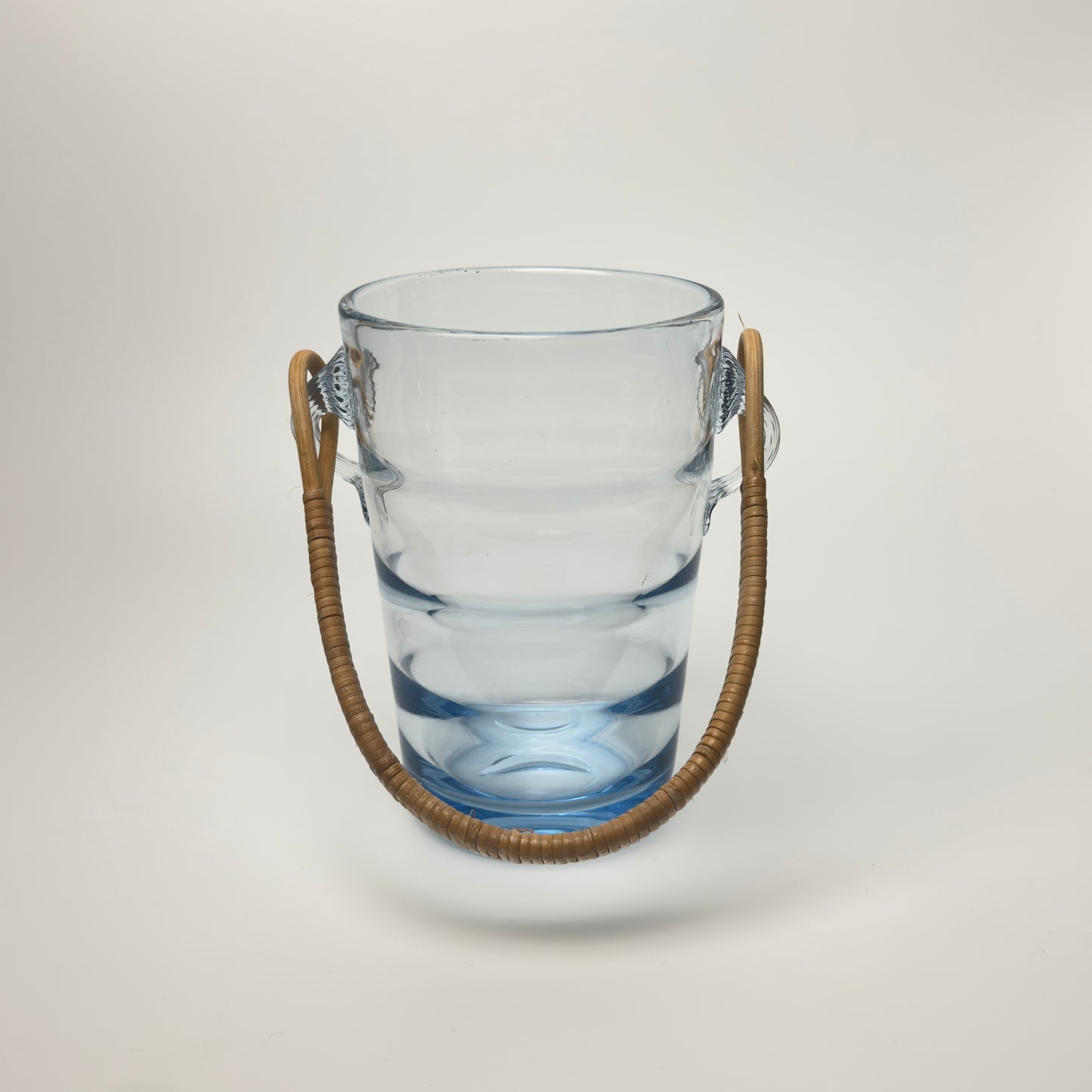 Holmegaard vintage isspand i lyseblåt glas med rattan hank, 1930-1950'erne