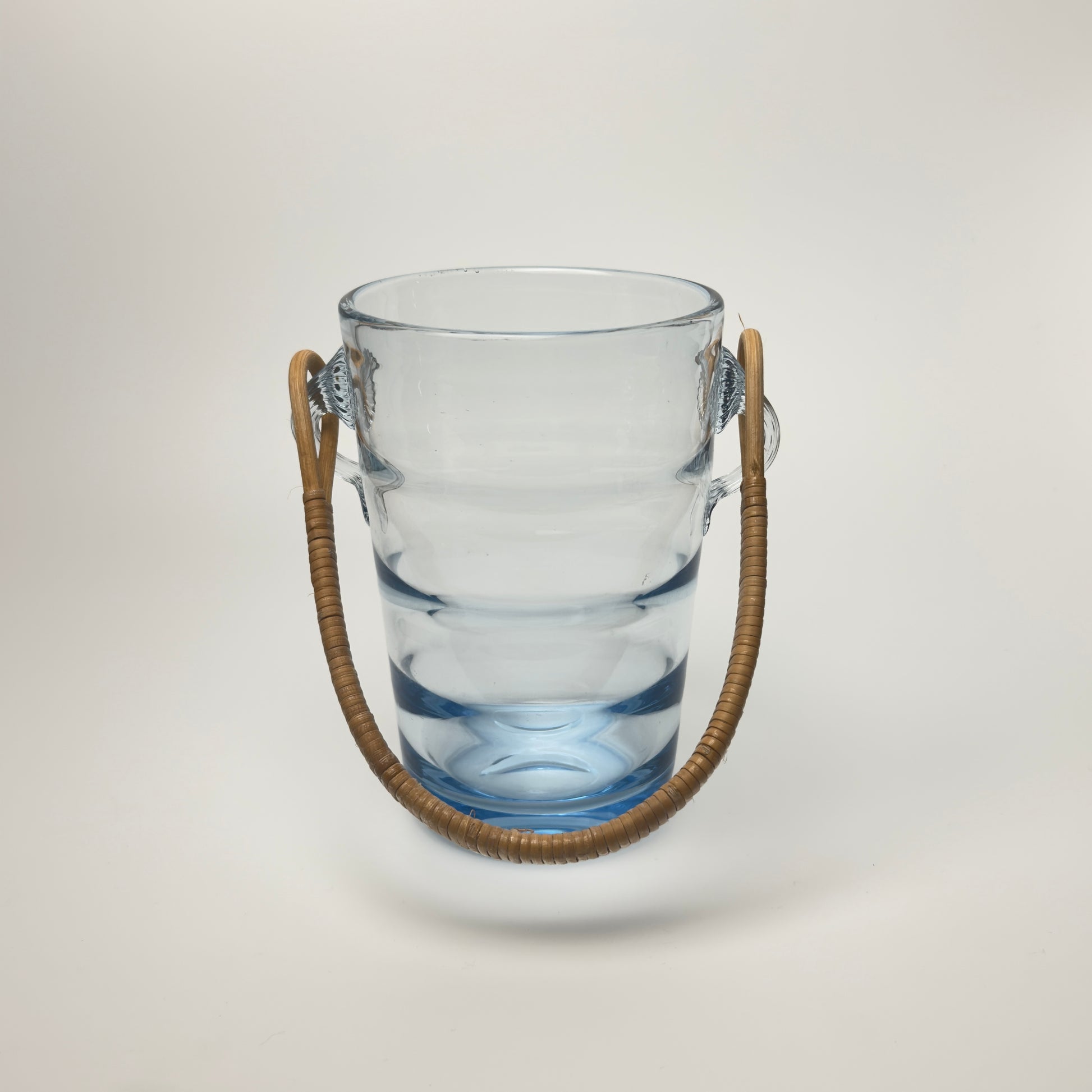 Holmegaard vintage isspand i lyseblåt glas med rattan hank, 1930-1950'erne