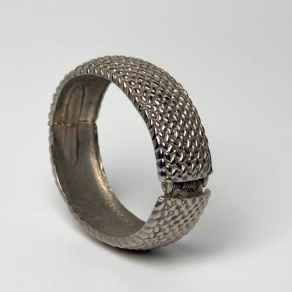 Vintage sølvfarvet manchetarmbånd med vævet mesh-design