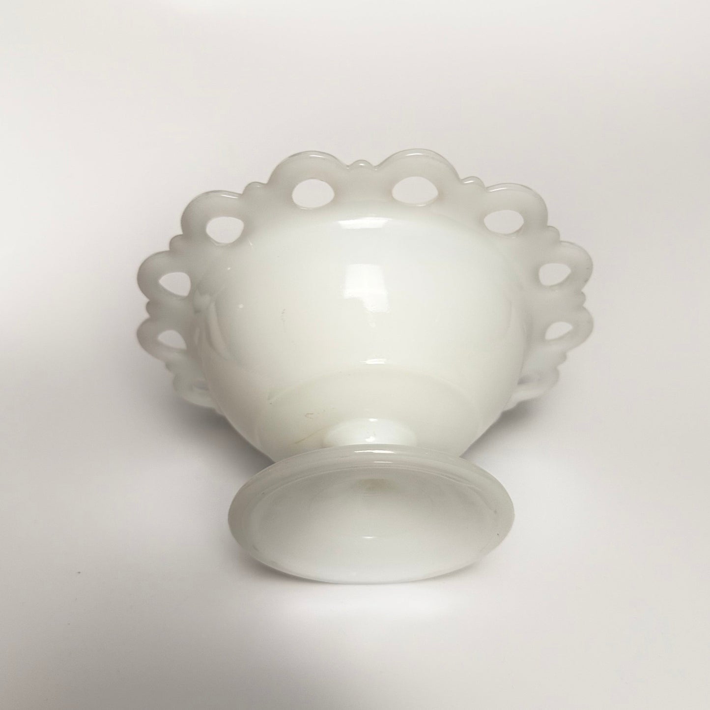 Glasskål i opalglas med blondekant og med opsats, fra 1950-1970’erne