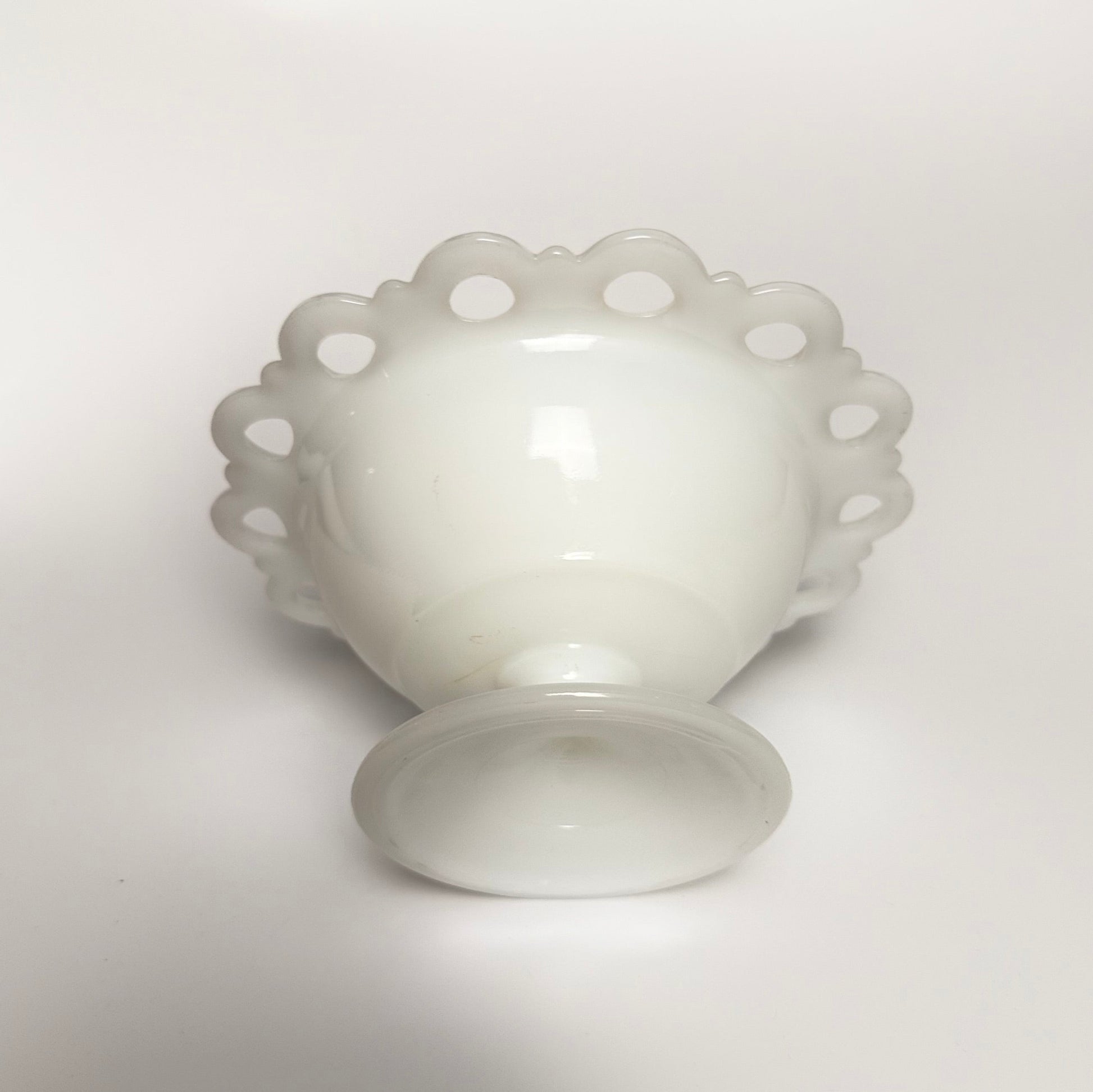 Glasskål i opalglas med blondekant og med opsats, fra 1950-1970’erne