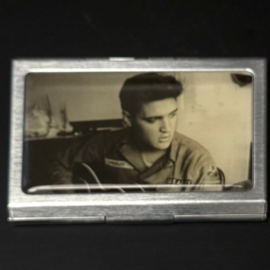 Vintage Elvis Presley visitkortholder i metal med retro foto