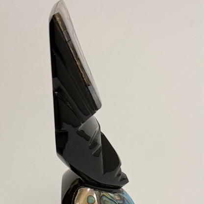 Mexicansk figur udskåret i sort obsidian med bl.a. perlemors indlæg 