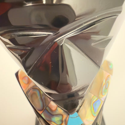 Mexicansk figur udskåret i sort obsidian med bl.a. perlemors indlæg 