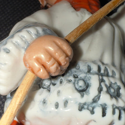 Italiensk håndmalet keramikfigur – alterdreng med kollektpose, Capodimonte-inspireret