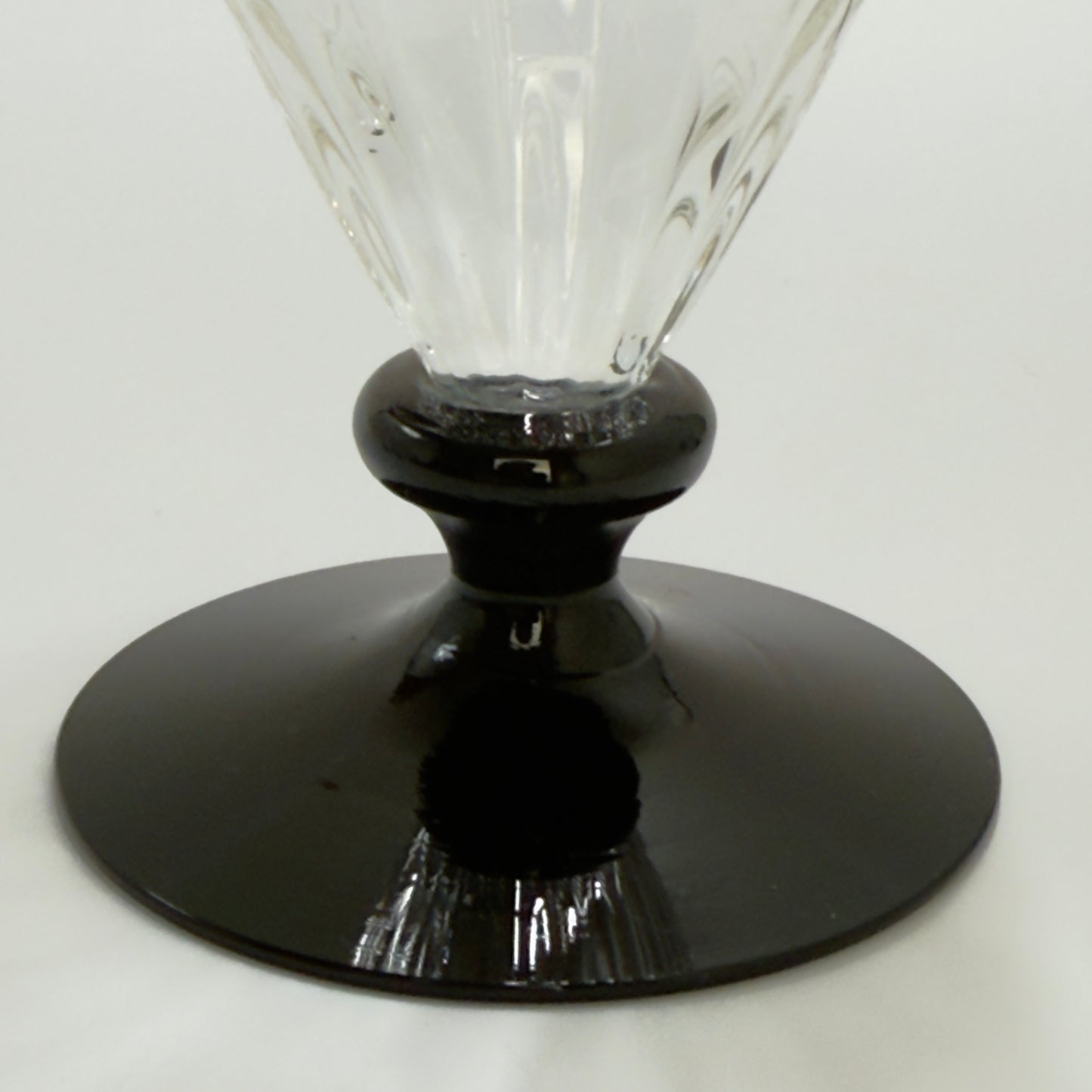 Holmegaards Klintholm med optiske striber og sort stilk og fod, hedvinsglas