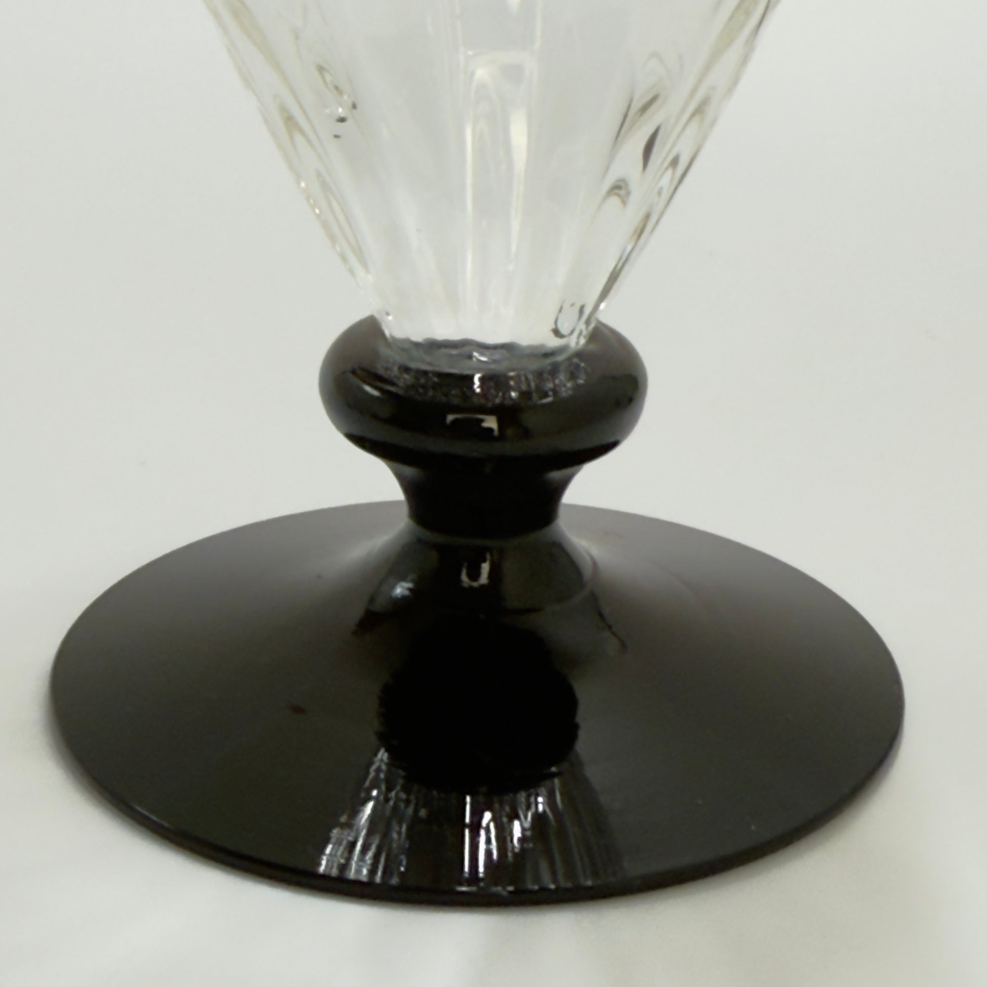 Holmegaards Klintholm med optiske striber og sort stilk og fod, hedvinsglas