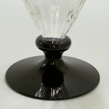 Holmegaards Klintholm med optiske striber og sort stilk og fod, hedvinsglas