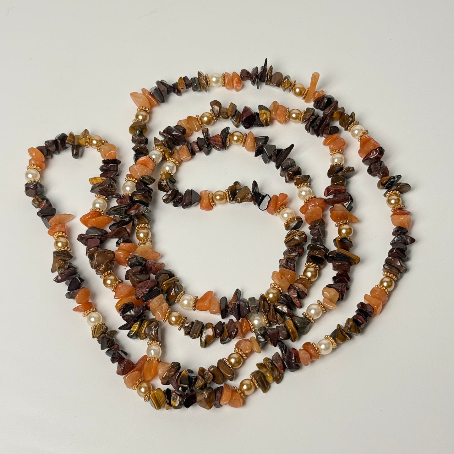 Lang vintage halskæde med stenchips og perler