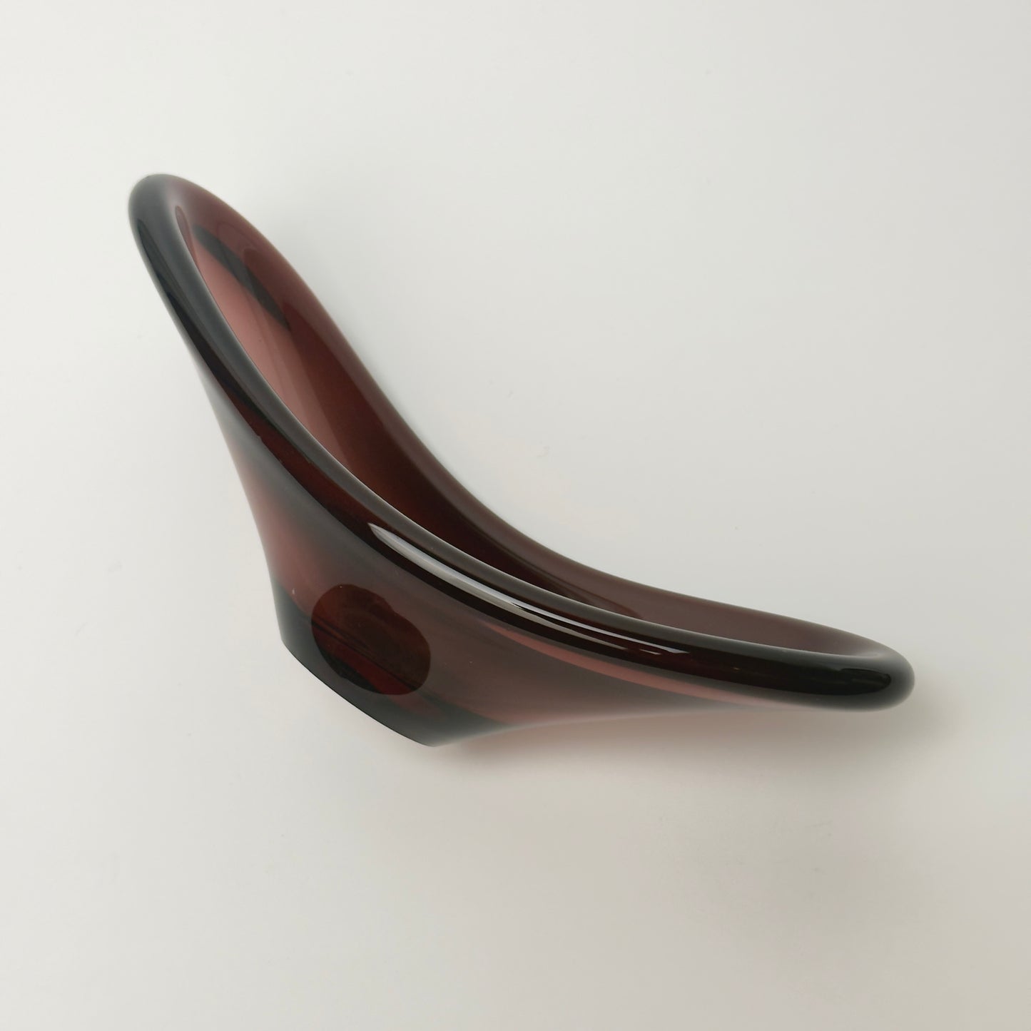Glasskål i auberginefarvet glas – freeform 1960-70'erne, muligvis Flygsfors